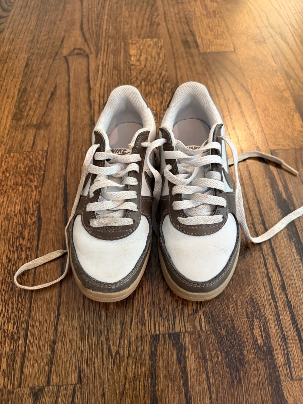 Nike Kids Low-Top Sneakers in White and Brown